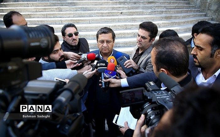 همتی: مردم با احتساب متغیرهای سیاسی وارد بازار ارز نشوند