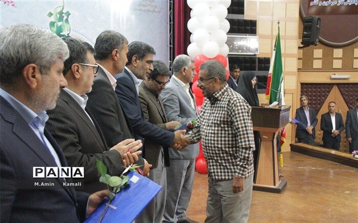 آیین بزرگداشت مقام معلم و تجلیل از معلمان برتر هرمزگان برگزار شد