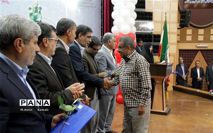 آیین بزرگداشت مقام معلم و تجلیل از معلمان برتر هرمزگان برگزار شد