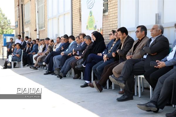 مراسم توزیع اقلام ویژه مدارس حاشیه شهر در قالب کاروان امید