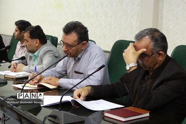 نشست استانی کارگروه طرح ساماندهی، نظارت و مدیریت برتولید لباس فرم دانش‌آموزان خوزستان