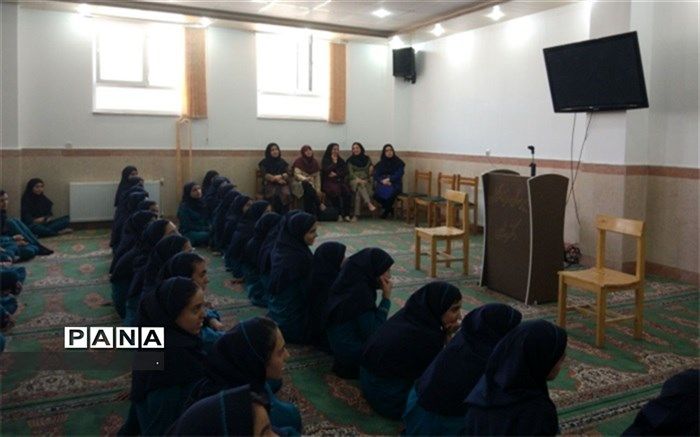 بزرگداشت مقام معلم در دبیرستان دکتر شاهی