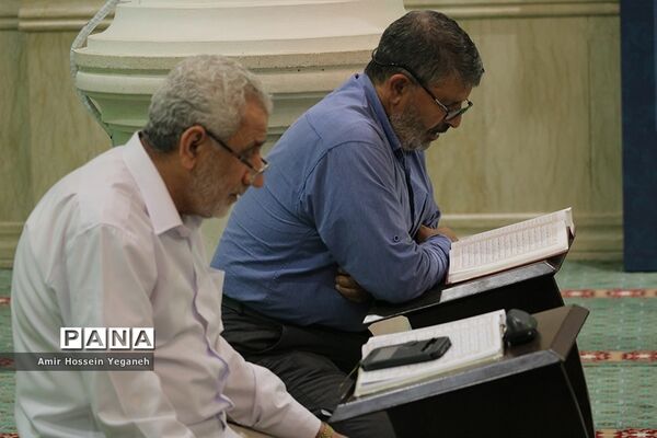 مراسم جزءخوانی قرآن کریم درمسجدحضرت زینب کیش به مناسبت ماه مبارک رمضان درجزیره کیش