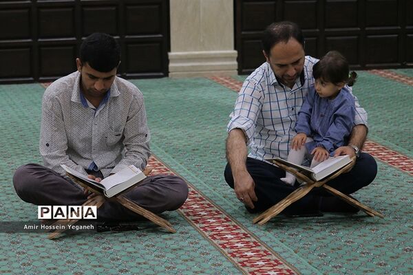 مراسم جزءخوانی قرآن کریم درمسجدحضرت زینب کیش به مناسبت ماه مبارک رمضان درجزیره کیش