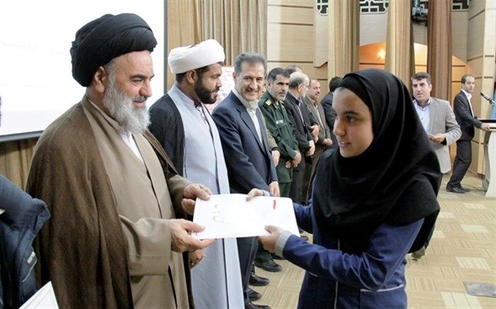 تجلیل از دانش آموزان حافظ جزء سی ام قرآن و فعالان عترت و نماز در کردستان