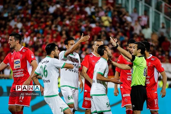 دیدار تیم‌های پرسپولیس و ماشین سازی تبریز