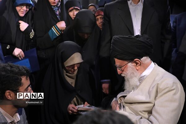 دیدار جمعی از شاعران و اهالی فرهنگ و ادب با مقام معظم رهبری
