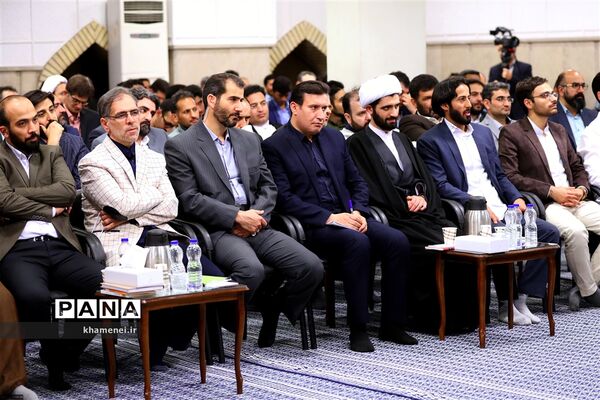 دیدار جمعی از شاعران و اهالی فرهنگ و ادب با مقام معظم رهبری