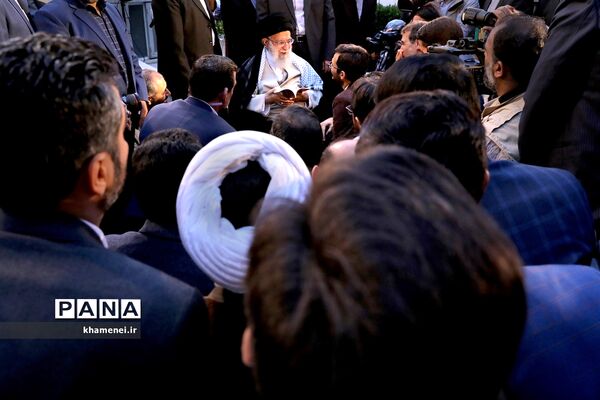 دیدار جمعی از شاعران و اهالی فرهنگ و ادب با مقام معظم رهبری