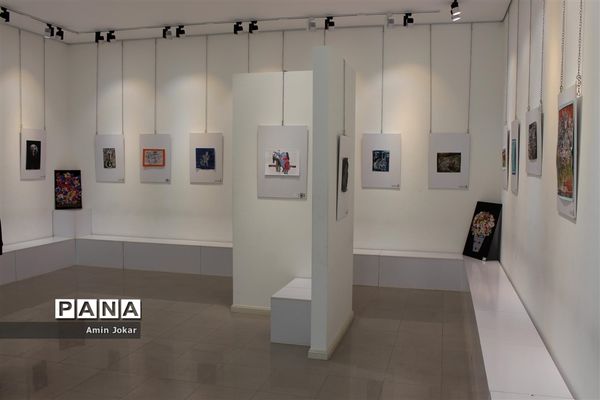 نمایشگاه آثار هنری هنرجویان گرافیک هنرستان غیردولتی نوآوران