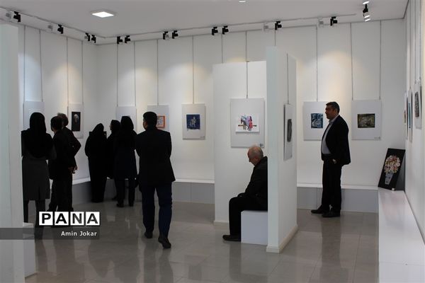 نمایشگاه آثار هنری هنرجویان گرافیک هنرستان غیردولتی نوآوران