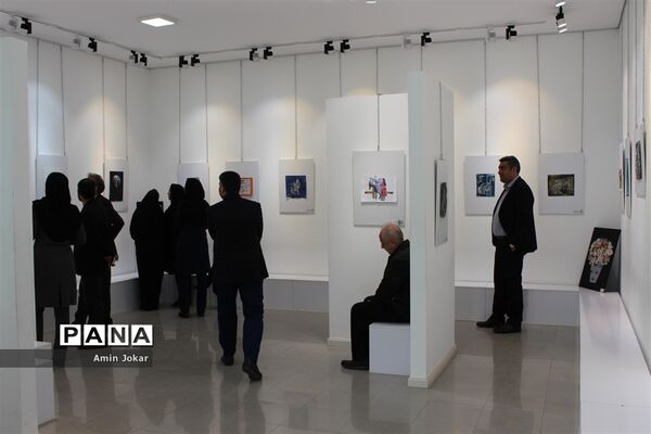 نمایشگاه آثار هنری هنرجویان گرافیک هنرستان غیردولتی نوآوران