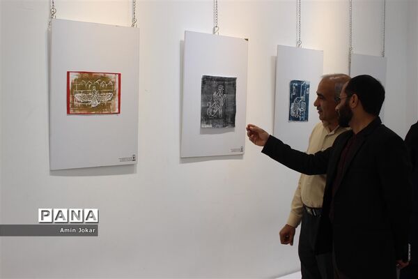 نمایشگاه آثار هنری هنرجویان گرافیک هنرستان غیردولتی نوآوران