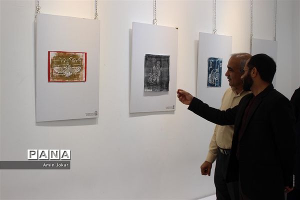 نمایشگاه آثار هنری هنرجویان گرافیک هنرستان غیردولتی نوآوران