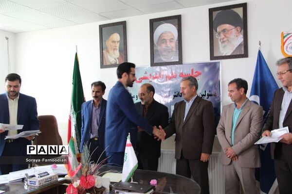جلسه هم‌اندیشی  مدیر سازمان دانش‌آموزی خراسان شمالی  با مسئولان شهرستانها