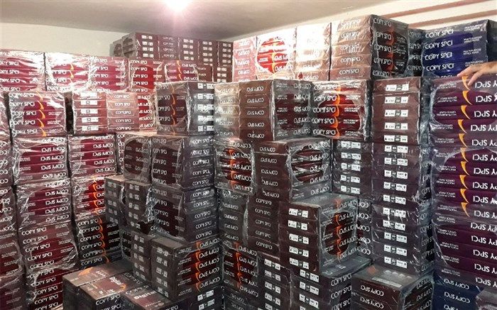 کشف انبار میلیاردی کاغذ و دفترهای احتکار شده در"کازرون"