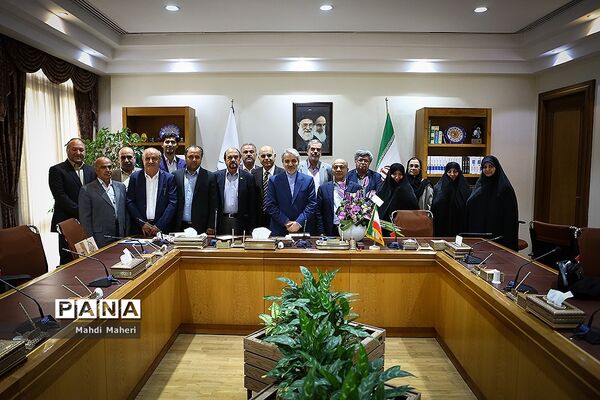 دیدار خیرین مدرسه‌ساز با رئیس سازمان برنامه و بودجه کشور