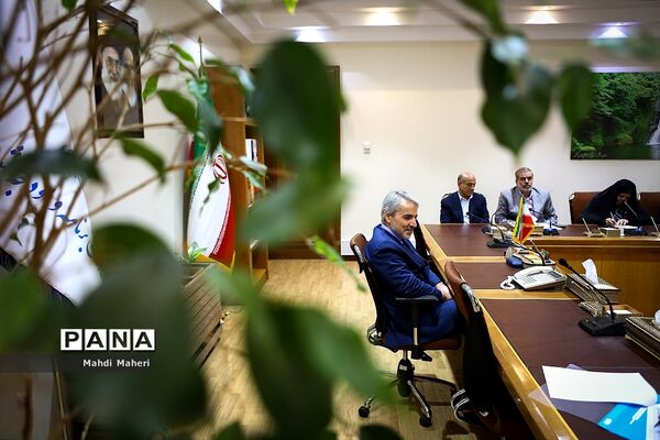 دیدار خیرین مدرسه‌ساز با رئیس سازمان برنامه و بودجه کشور