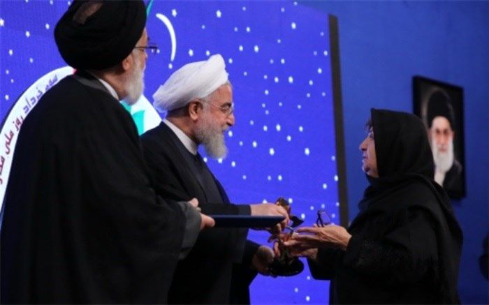 تجلیل رئیس‌جمهور از برگزیدگان کنگره ملی جلیل از ایثارگران