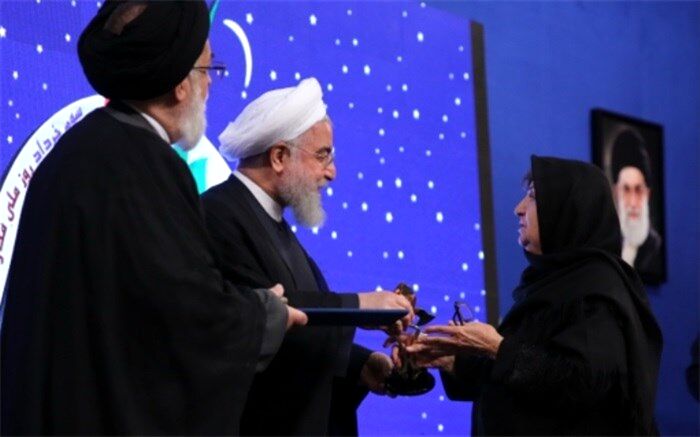 تجلیل رئیس‌جمهور از برگزیدگان کنگره ملی جلیل از ایثارگران