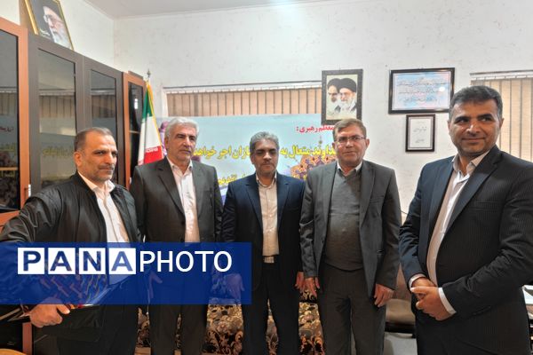 تجلیل ازوالدین جانباز در دبیرستان شاهد شهید معزی