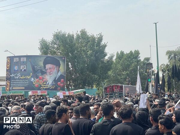 بدرقه ۱۶۸ دانش‌آموز شهید در عزای عمومی هرمزگان
