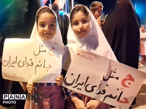 پیشگامان نمایش شور میهن دوستی در تجمعات شبانه 