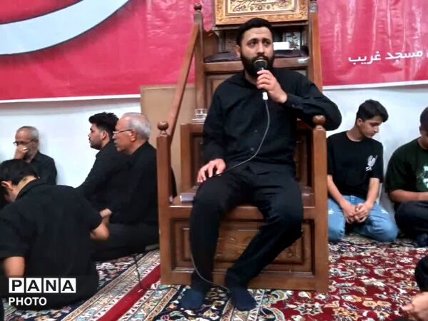 سینه زنی و عزاداری شام غریبان در حسینیه‌های روستای فدافن