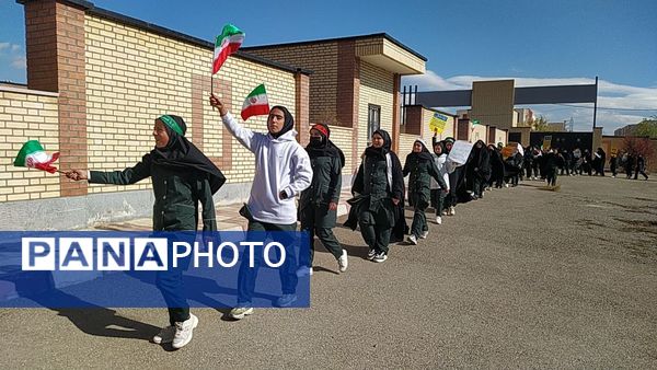 برگزاری راهپیمایی ۱۳ آبان روز دانش‌آموز در شهرستان فیروزکوه 
