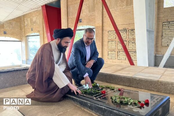 تجدید میثاق با خون شهدا؛ گلباران گلزار شهدای فیروزکوه همزمان با هفته دفاع مقدس