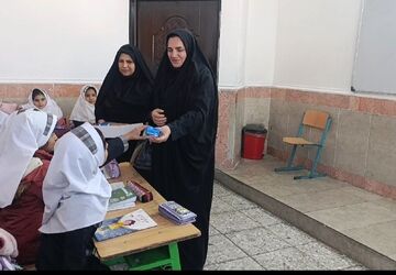 توزیع شیر رایگان در بین دانش‌آموزان معمولان