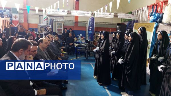 نمایشگاه هفته پژوهش در دبیرستان احمدی روشن شهرستان فردیس