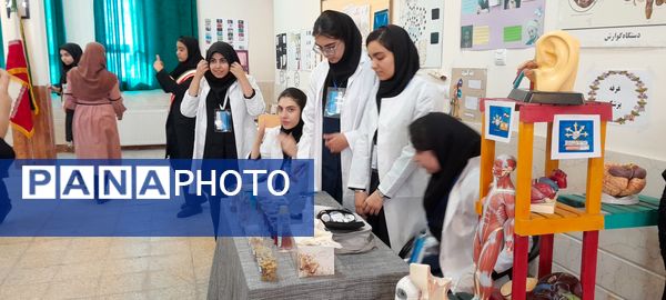 افتتاحیه نمایشگاه پژوهشی و فناورانه دبیران و دانش‌آموزان شهرستان ملارد در دبیرستان فرزانگان استعداد درخشان