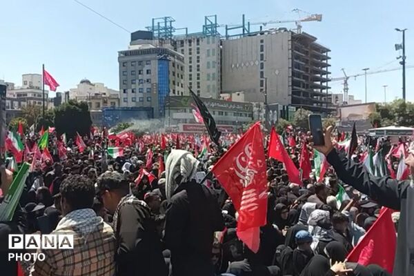 عبورِ پیکرِ عشق؛ آخرین وداع در مشهد از پشتِ شیشه‌های غبارگرفته