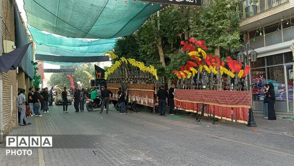 آیین علم گردانی همزمان با هفتمین روز شهادت حضرت اباعبدالله الحسین (ع) در شهرستان تفرش 