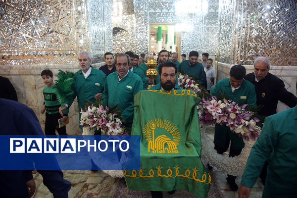 گل آرایی ضریح مطهر حضرت معصومه(س) به مناسبت روز دختر