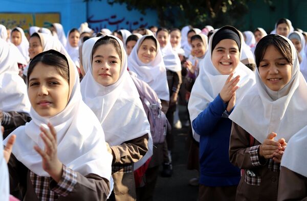 صبحگاهی غرق در علم و شادمانی در آموزشگاه جمهوری اسلامی ناحیه یک شهرستان بهارستان 