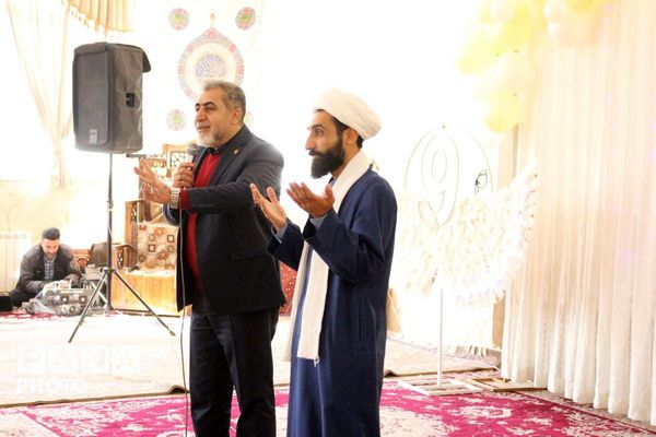 آغاز مسیر بندگی؛ جشن تکلیف دانش‌آموزان دختر فیروزکوهی