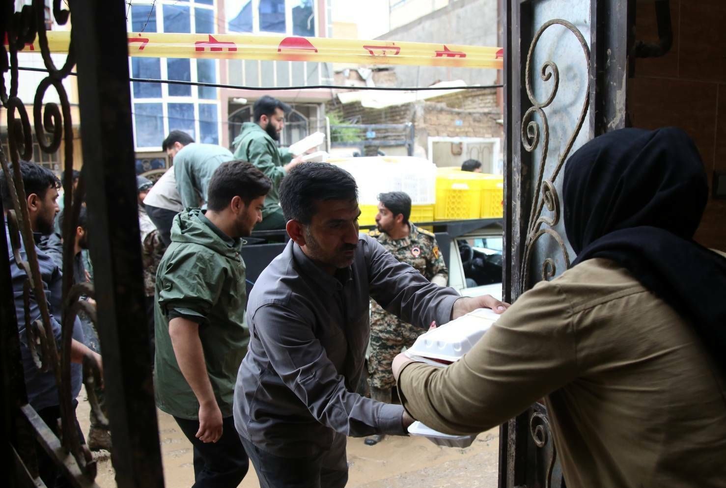 توزیع ۳۰۰۰ غذای گرم بین سیل‌زدگان منطقه سیدی مشهد مقدس