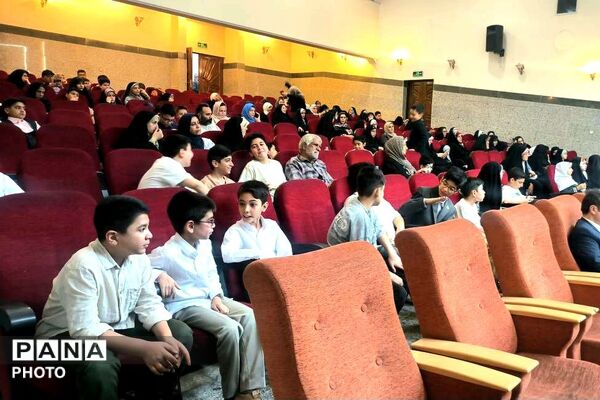 آیین تقدیر از حافظان برگزیده قرآن منطقه 19 تهران