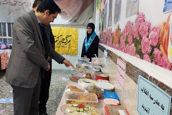 افتتاحیه نمایشگاه «مدرسه انقلاب» در مدرسه شهید شرافت بهارستان‌دو