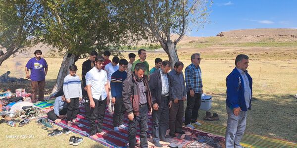 قابی صمیمی از مهرورزی و همکاری دانش‌آموزان در دل طبیعت آیواز 