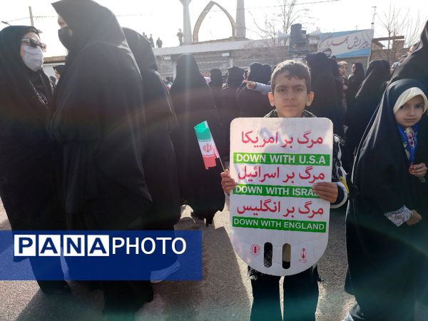 نسل آینده در راهپیمایی ۲۲ بهمن شهرستان کندر دیده شد