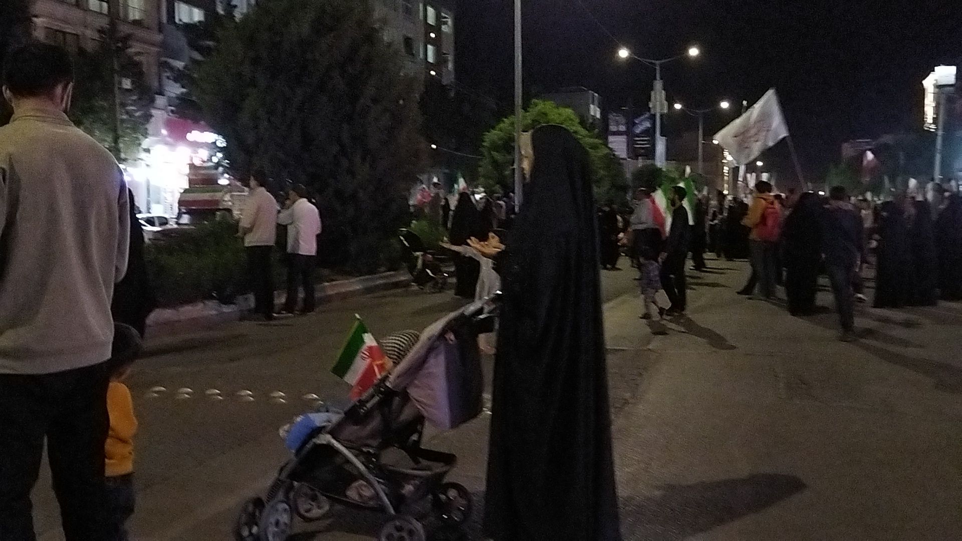 زمزمه های دعا در بلوار فضل نیشابور 