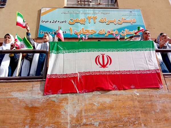 استقبال مدرسه حجاب از ۲۲بهمن 