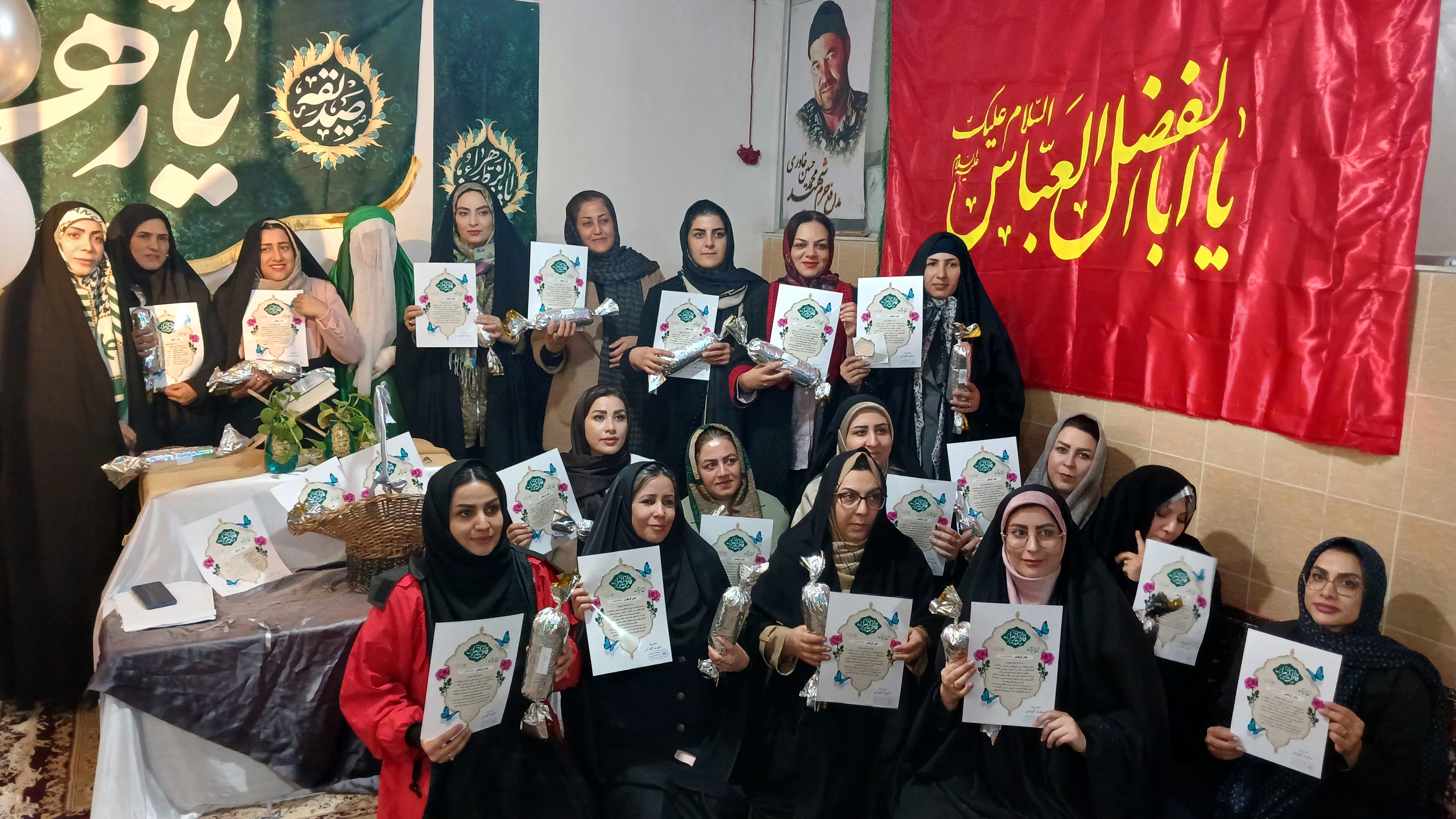تقدیر دانش‌آموزان فعال فرهنگی‌هنری از مادرانشان با همکاری مربی در محمدشهر کرج