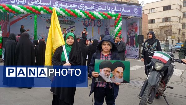 راهپیمایی ۲۲ بهمن با حضور پرشور مردم انقلابی در تهران