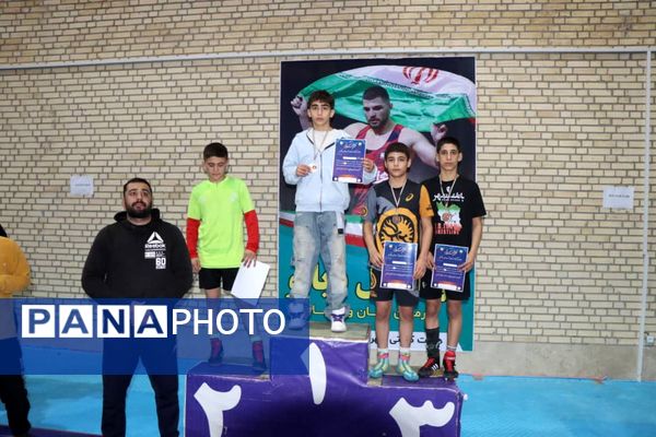 قهرمانی نونهالان و نوجوانان رباط‌کریم در رقابت‌های کشتی