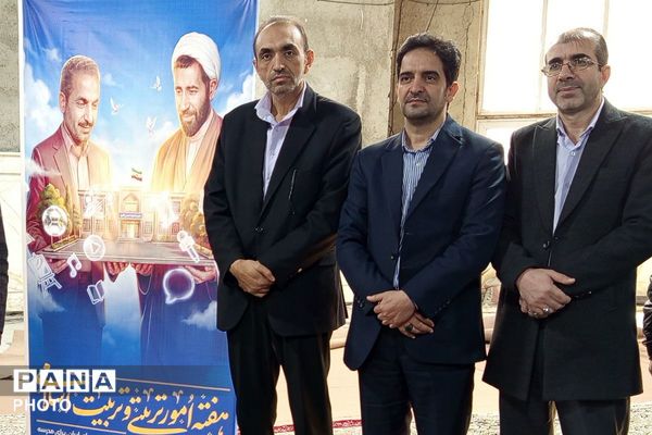 حضور پرشور فرهنگیان و دانش‌آموزان در مصلی نسیم شهر