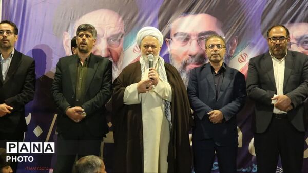 مسئولان در کنار مردم در اجتماع حمایت از نیروهای مسلح در اسدآباد